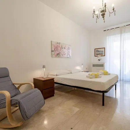 Guesthost - Universita & Stazione Airy With Parking Bari