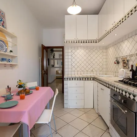 Guesthost - Universita & Stazione Airy With Parking Apartment