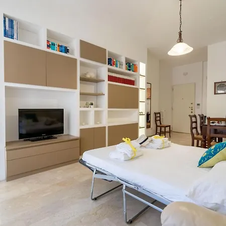 Guesthost - Universita & Stazione Airy With Parking Apartment *